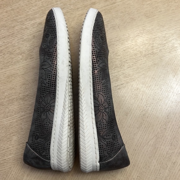 Baretraps are gray/copper Nadra flats. Perforated Floral design. Size 9.5 W - Picture 8 of 9